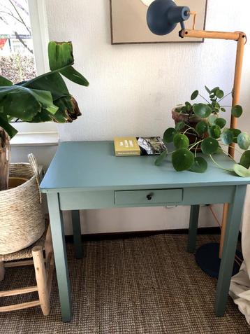 klein retro bureau beschikbaar voor biedingen