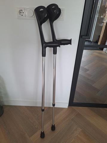 Elleboog krukken, 1 week oud. Paar dagen gebruikt. beschikbaar voor biedingen