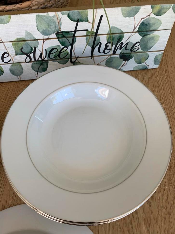 4 Diepe Borden Soepborden Pastaborden Wit met Zilveren Rand, Huis en Inrichting, Keuken | Servies, Gebruikt, Bord(en), Effen, Porselein