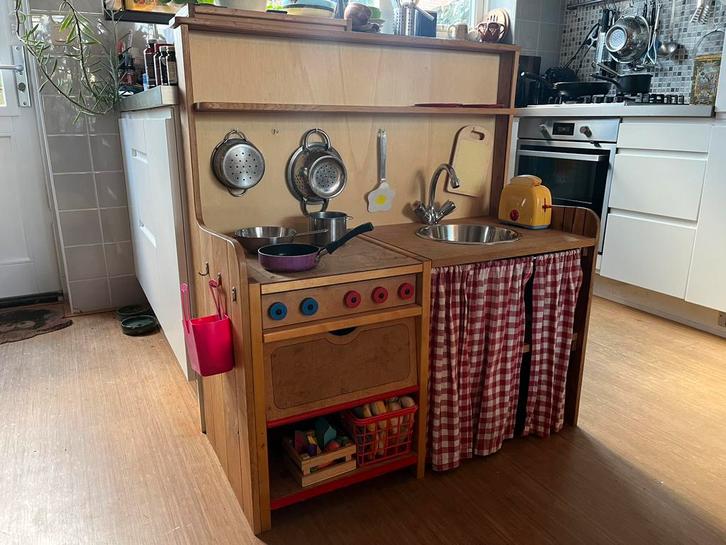 Uniek kinder keukentje, incl pannen en veel speelgoed eten, Kinderen en Baby's, Speelgoed | Speelkeukens, Gebruikt, Speelkeuken