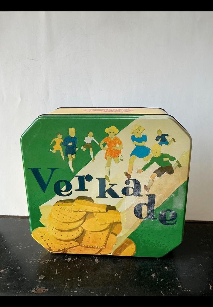 Een gebruikt Verkade koekjesblik. “ De Meisjes van Verkade “, Verzamelen, Blikken, Zo goed als nieuw, Ophalen of Verzenden