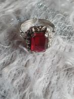Antieke zilveren ring met rode steen, Sieraden, Tassen en Uiterlijk, Antieke sieraden, Met edelsteen, Ophalen of Verzenden, Zilver