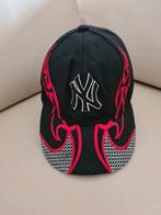 N.Y. Cap zwart met rode tribels. 1 maat. Als nieuw!, New Yorker, One size fits all, Ophalen of Verzenden, Pet