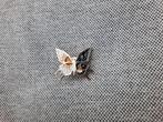 Goudkleurige vlinder pin met witte en zwarte vleugel te koop, Ophalen of Verzenden, Nieuw, Dier of Natuur, Speldje of Pin