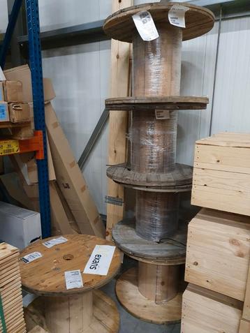 Houten kabel haspels beschikbaar voor biedingen