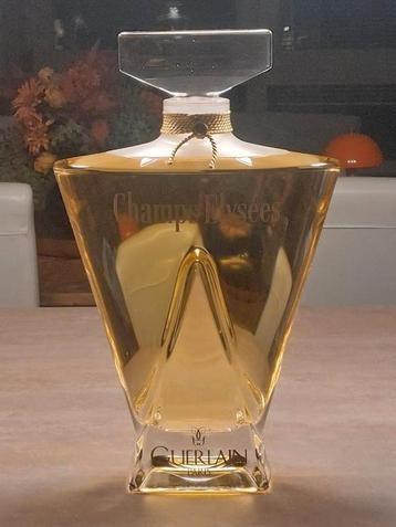 Giant van Guerlain. Champs-Elysees. beschikbaar voor biedingen