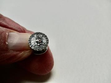 Zilverkleur pin van het RODE KRUIS ovaal model afb. Pelikaan beschikbaar voor biedingen