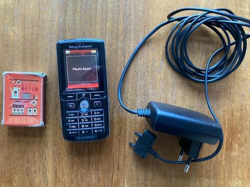 Sony Ericsson klein zwart fysiek toestbord oplaadsnoertje, Telecommunicatie, Mobiele telefoons | Overige merken, Gebruikt, Zonder abonnement
