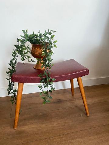 Vintage voetenbankje met wijnrode  bekleding beschikbaar voor biedingen