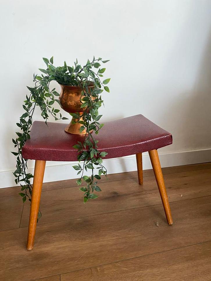 Vintage voetenbankje met wijnrode  bekleding, Huis en Inrichting, Stoelen, Gebruikt, Eén, Hout, Rood, Ophalen of Verzenden