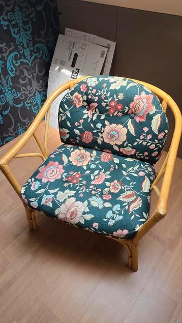 Leuke bamboe/rieten fauteuil en koffie-/bijzettafeltje beschikbaar voor biedingen