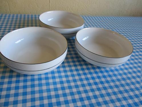 3 schaaltjes / Fine royal porcelain jarolina, Huis en Inrichting, Keuken | Servies, Zo goed als nieuw, Schaal of Schalen, Overige stijlen