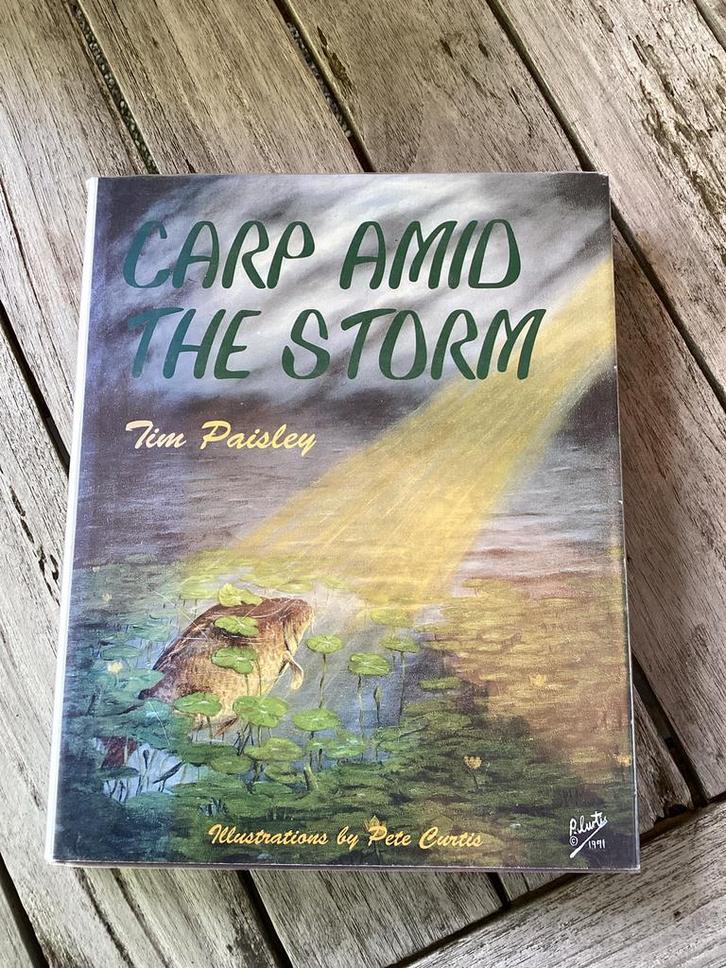 Carp Amid the Storm  van Tim Paisley  1e druk 1992, Watersport en Boten, Hengelsport | Karpervissen, Zo goed als nieuw, Ophalen of Verzenden