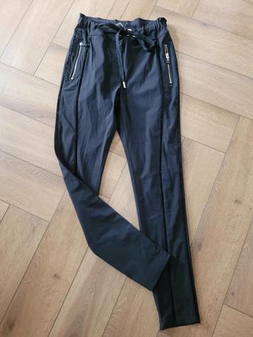 Super mooi zwarte travelstof broek van Jane Lushka, maat S beschikbaar voor biedingen