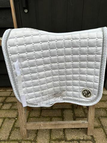 Harry’s Horse wit dressuur dekje beschikbaar voor biedingen