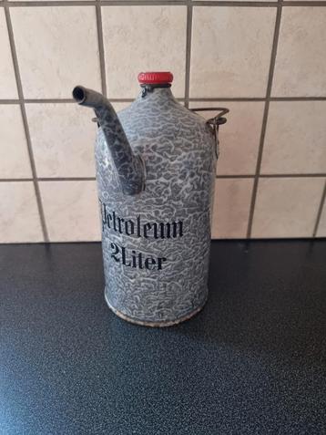 Emaille petroleumkan beschikbaar voor biedingen