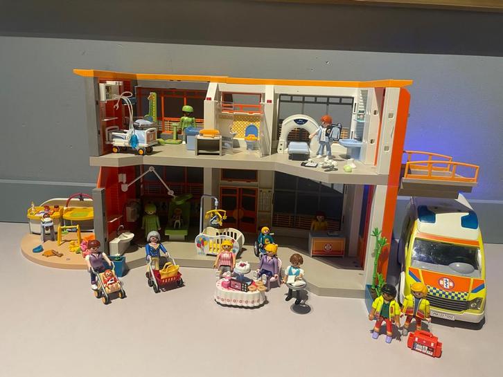 Playmobil kinder ziekenhuis ambulance crèche restaurant sint, Kinderen en Baby's, Speelgoed | Playmobil, Zo goed als nieuw, Complete set
