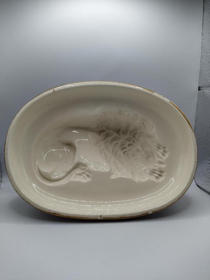 Puddingvorm van een slapende leeuw., Antiek en Kunst, Antiek | Schalen, Ophalen of Verzenden