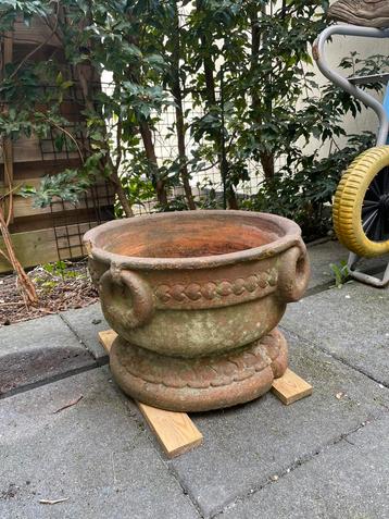 Antieke terracotta plantenbak zwaar en bijzonder beschikbaar voor biedingen