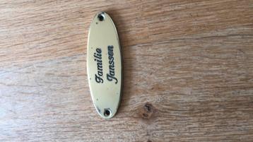Deurschild messing. Familie Janssen naambord  beschikbaar voor biedingen