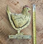 Kip geel + voetstuk metaal 16cm vintage decoratie inrichting, Verzamelen, Beelden en Beeldjes, Ophalen of Verzenden, Zo goed als nieuw