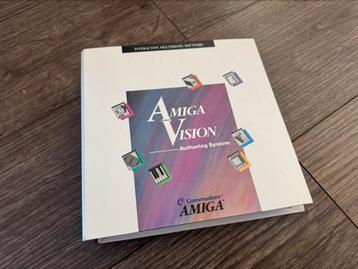 Commodore Amiga Vision Authoring system boek met disks!  beschikbaar voor biedingen