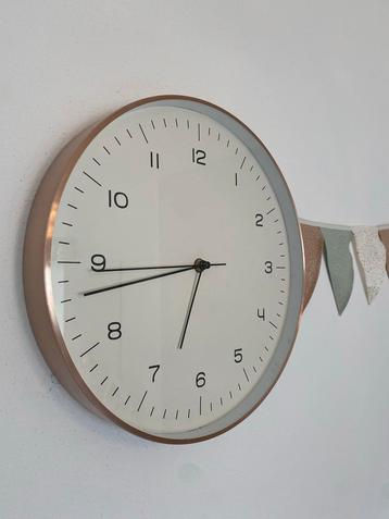 Wandklok Analoog met roze rand beschikbaar voor biedingen