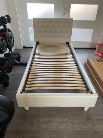 Prachtig 1 persoons bed met hoofdbord 