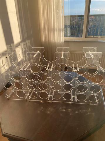 4 wijnrekken plexiglas voor in totaal 28 flessen  beschikbaar voor biedingen