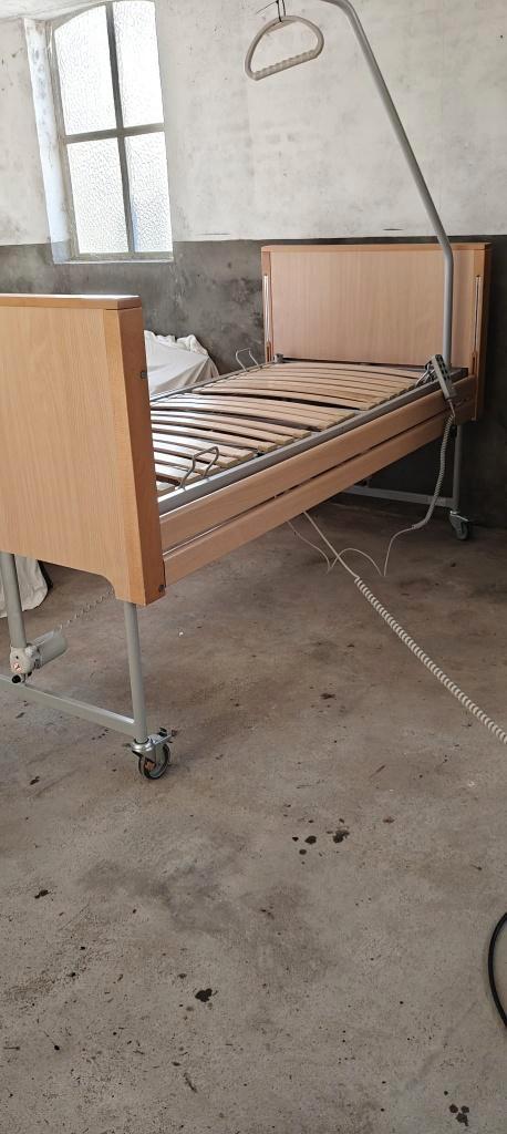 Hoog laag bed in hoogte elektrisch verstelbaar, Diversen, Verpleegmiddelen, Zo goed als nieuw, Ophalen