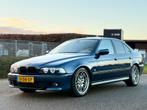 BMW 540i V8/NAP/AUT/LEER/VOLOPTIE/M-PAKKET/TOPSTAAT/BOEKjES!, Achterwielaandrijving, 2000 kg, Blauw, Particulier