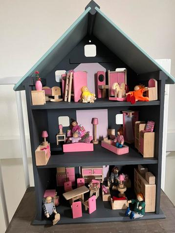 Poppenhuis (zelf opgeknapt) met poppenhuis meubeltjes beschikbaar voor biedingen