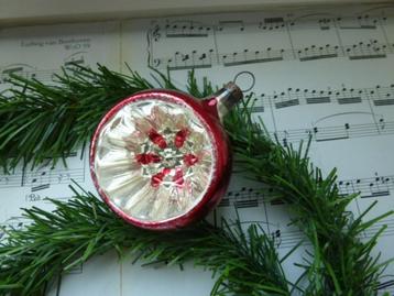 oude glazen kerstbal deukbal zilver met rood beschikbaar voor biedingen