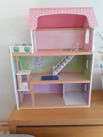 Roze poppenhuis met werkende lift, ramen, balkon en meubels