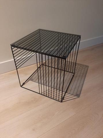 Mid Century Modern design kubus bijzettafel minimalistisch beschikbaar voor biedingen