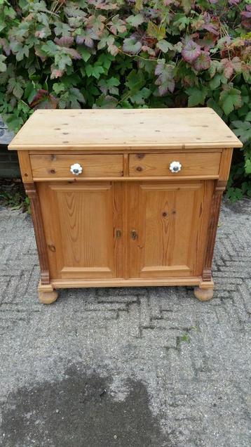 Oud grenen kastje gemerkt beschikbaar voor biedingen