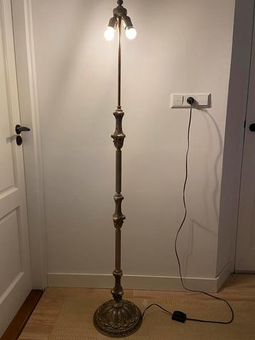 Vintage koperen vloerlamp met mooie modernistische gravure beschikbaar voor biedingen