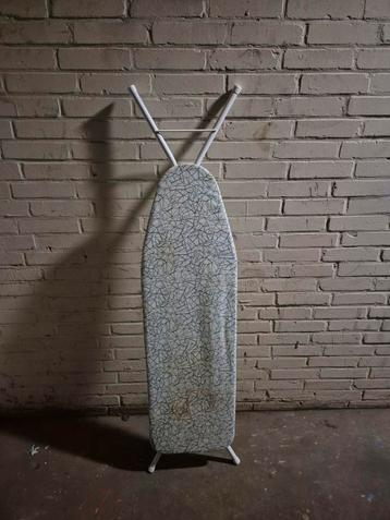 Strijkplank Wit met Groen Motief beschikbaar voor biedingen