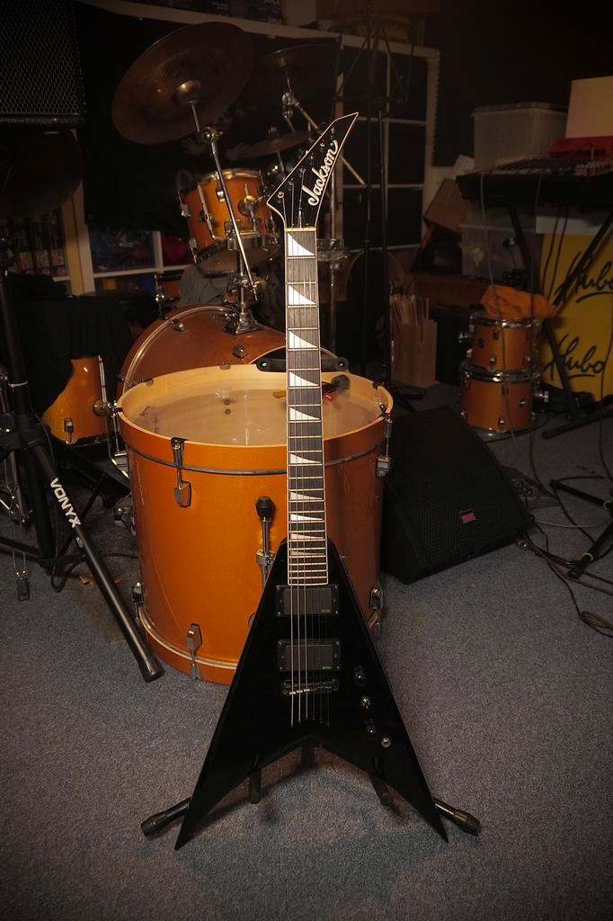 Jackson JS32T King V + EMG Kirk Hammet-BB set, Muziek en Instrumenten, Snaarinstrumenten | Gitaren | Elektrisch, Gebruikt, Solid body