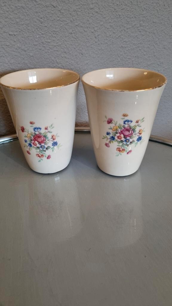 2 BROCANTE MELKBEKERS BEKERS BLOEMMOTIEF CREME, Antiek en Kunst, Antiek | Servies los, Ophalen of Verzenden