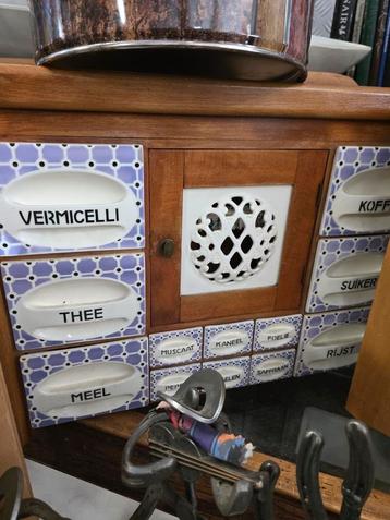 Oude kruidenkast met keramische lades beschikbaar voor biedingen