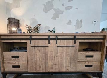 Prachtige houten dressoir met schuifdeuren beschikbaar voor biedingen