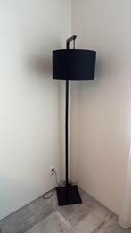 Vloerlamp Kwantum - Zwart, Huis en Inrichting, Lampen | Vloerlampen, Ophalen of Verzenden, Zo goed als nieuw, Metaal, Modern