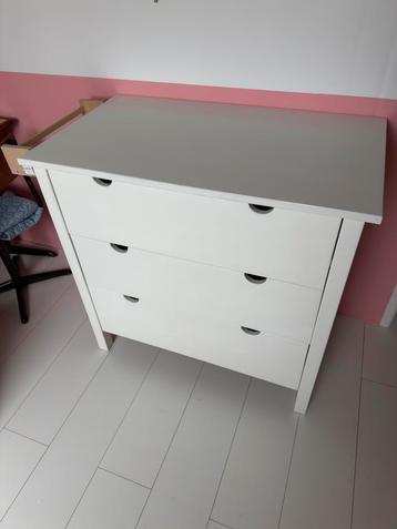 Commode kast met 3 laden beschikbaar voor biedingen