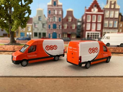 Herpa Volkswagen Crafter ‘TNT’ 1:87 2x, Hobby en Vrije tijd, Modelauto's | 1:87, Nieuw, Bus of Vrachtwagen, Herpa, Ophalen of Verzenden