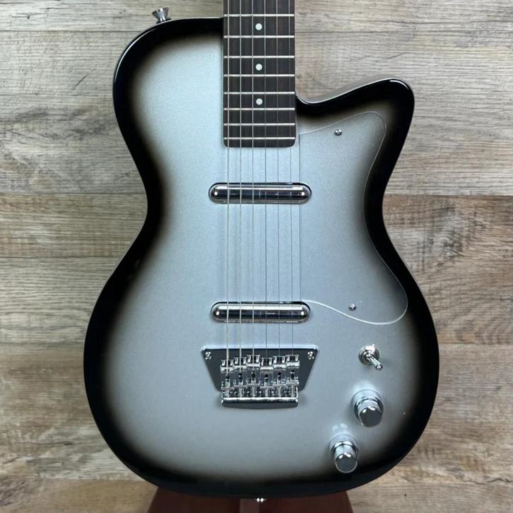 Silvertone 1303/U2 Silverburst in perfecte nieuwstaat !, Muziek en Instrumenten, Snaarinstrumenten | Gitaren | Elektrisch, Zo goed als nieuw