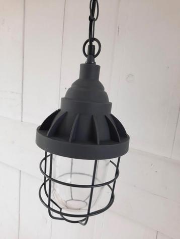 Industriële hanglamp nieuw in doos beschikbaar voor biedingen