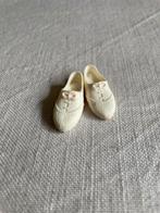 Vintage Pedigree Sindy / Fleur witte schoenen 1960s Barbie., Verzamelen, Poppen, Ophalen of Verzenden, Gebruikt, Accessoires