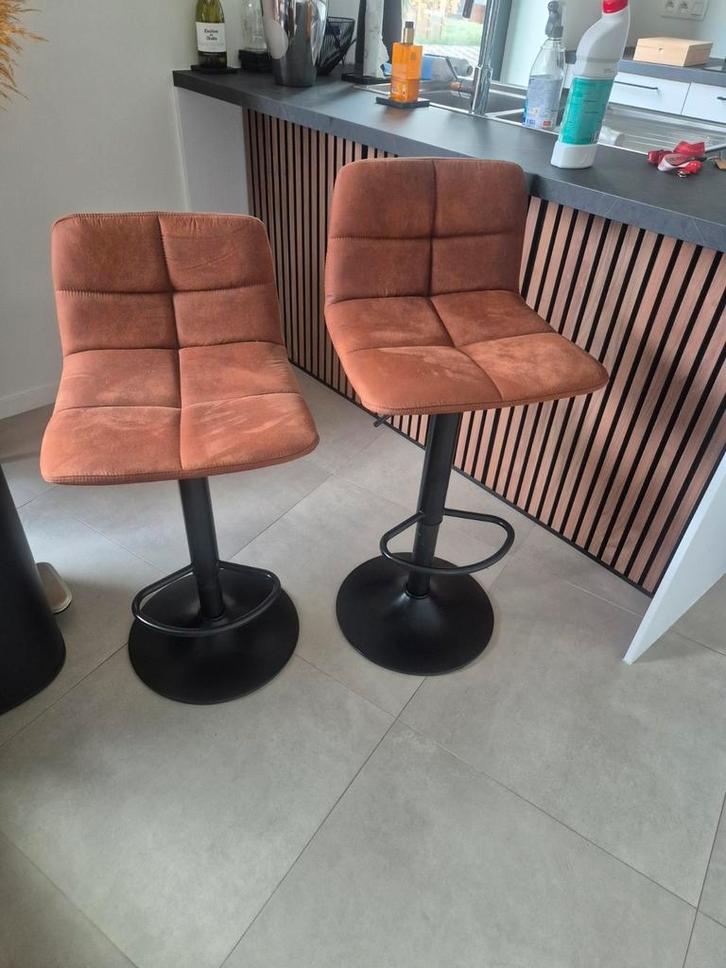 Set van 2 bruine barkrukken met rugleuning, Huis en Inrichting, Barkrukken, Zo goed als nieuw, 60 tot 90 cm, Leer, Metaal, 2 krukken