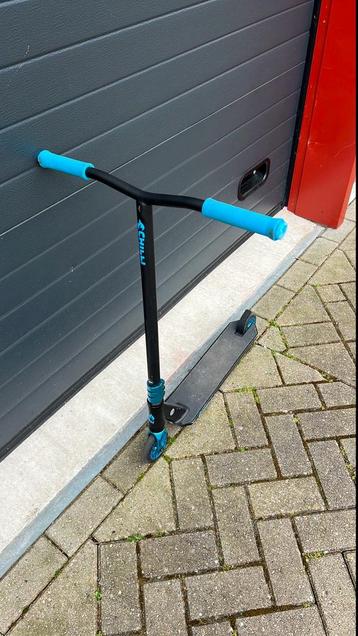 Stunt step Chili zwart met blauwe handvaten en accenten beschikbaar voor biedingen